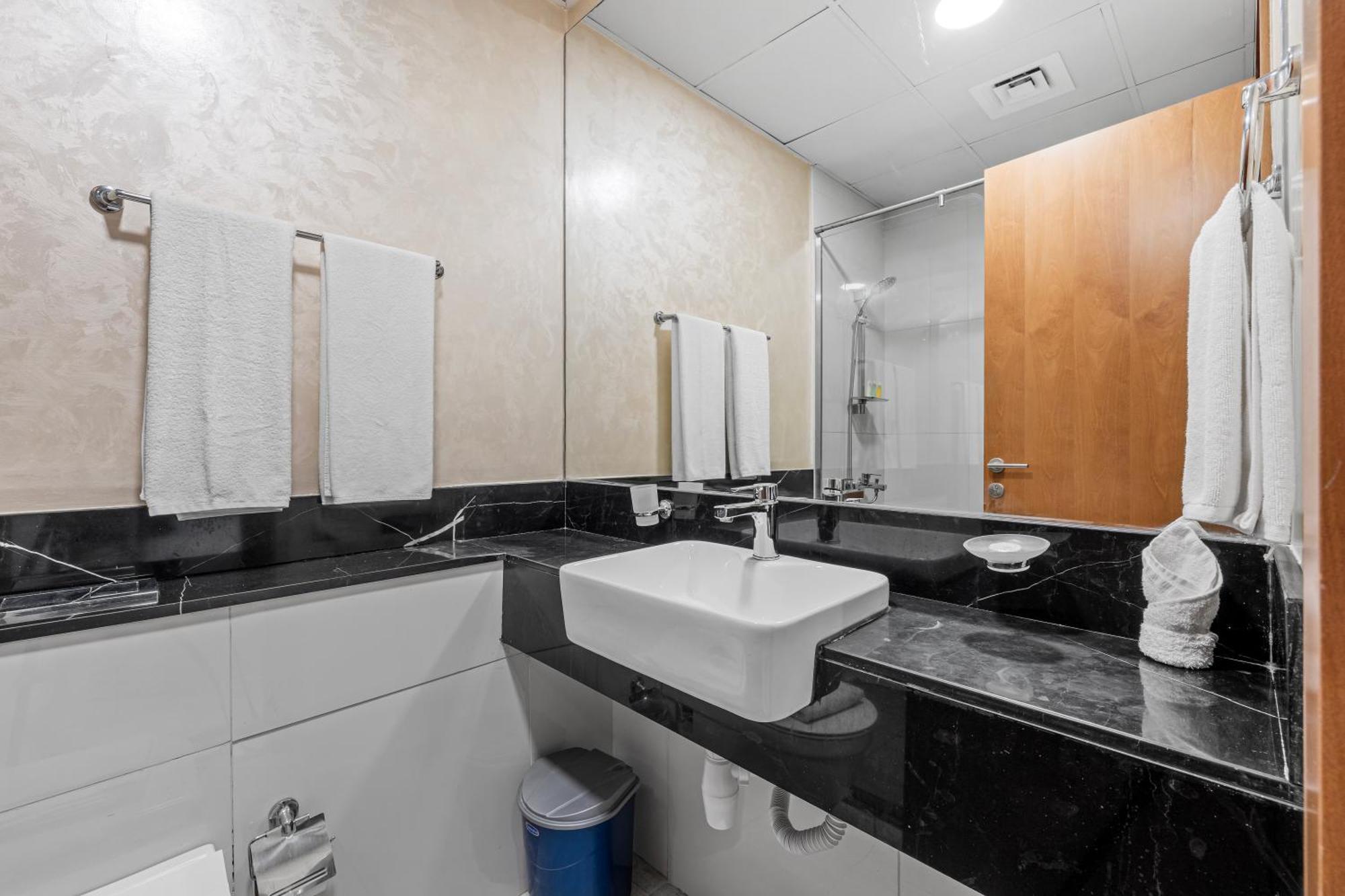 Unlock Waters Edge Apartment Dubai Bagian luar foto